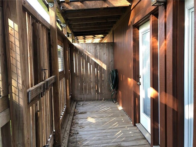 Building Photo - 1527 Wolf Run