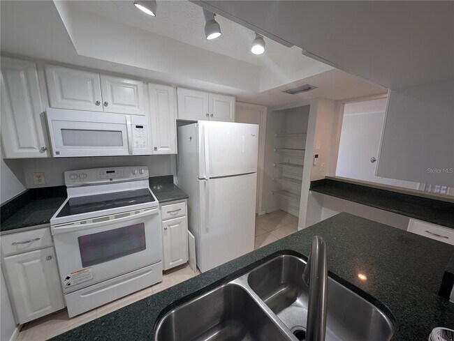 Building Photo - 7288 W Country Club Dr N