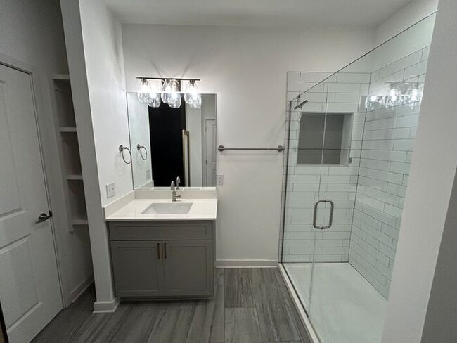 Building Photo - Beautiful 1-Bedroom Townhouse with Modern ...