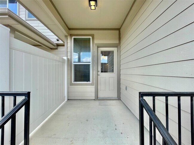 Building Photo - 415 Crater Lake Dr