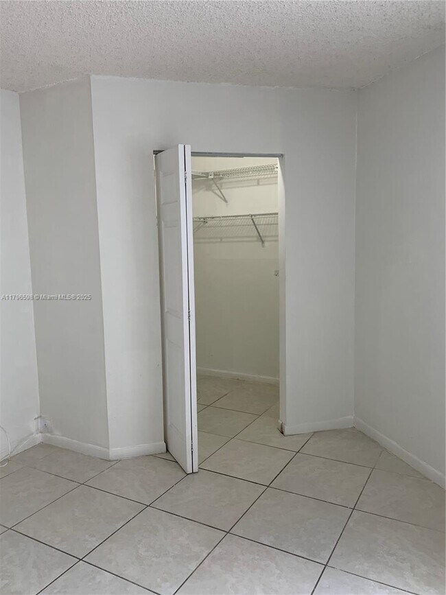 Building Photo - 9711 Fontainebleau Blvd