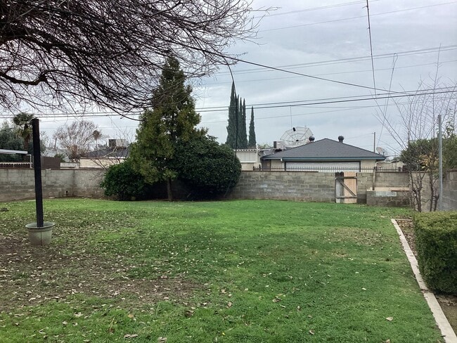 Building Photo - 1534 W Cambridge Ave