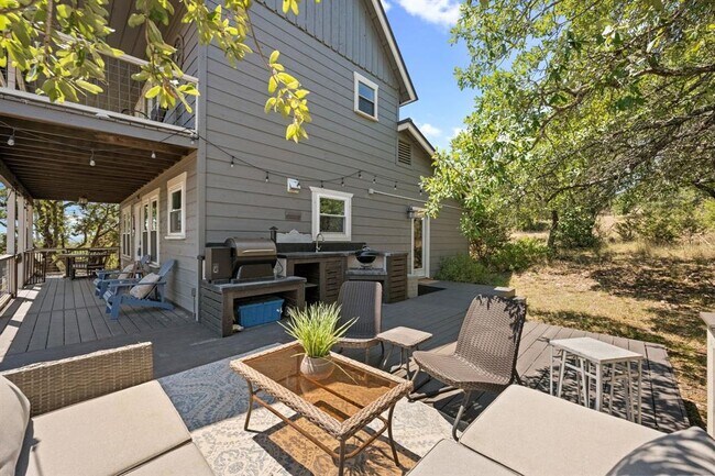 Building Photo - 650 Springlake Dr