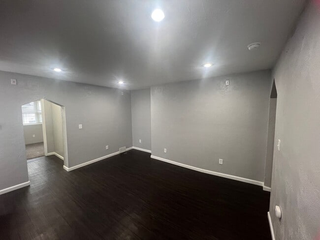Building Photo - Beautiful 4 Bedroom/ 2 Bath with private c...