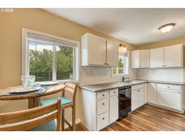 Building Photo - 1174000