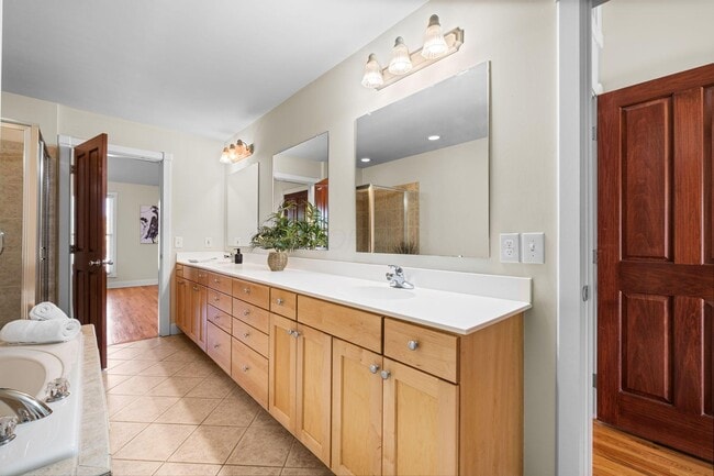 Building Photo - 975 N 6th St