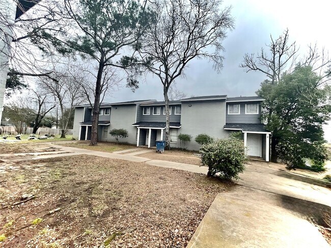 Building Photo - 702 Hargest St