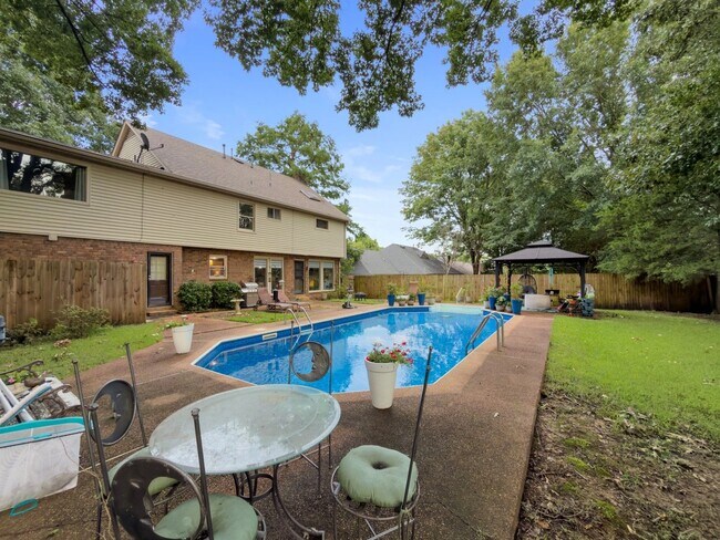 Building Photo - 743 Grovewood Dr