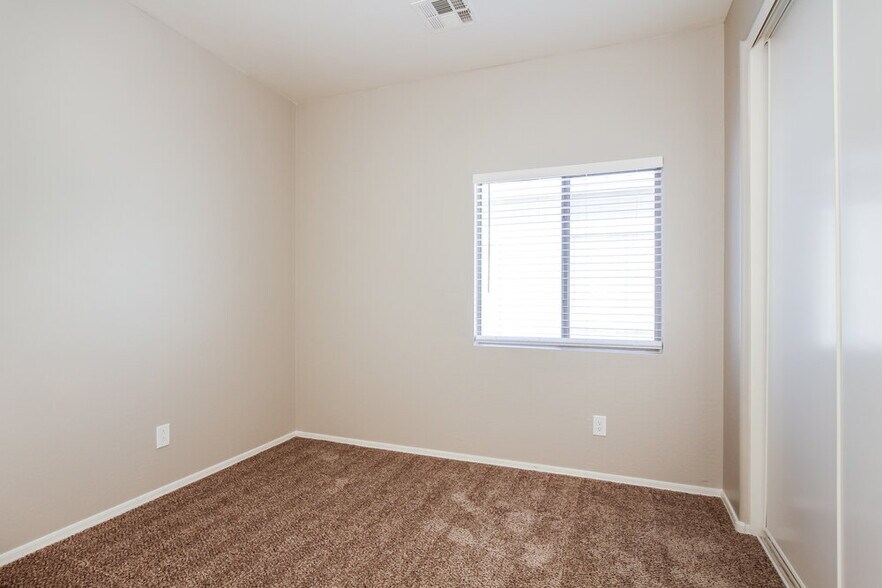 Building Photo - 15244 W Shaw Butte Dr