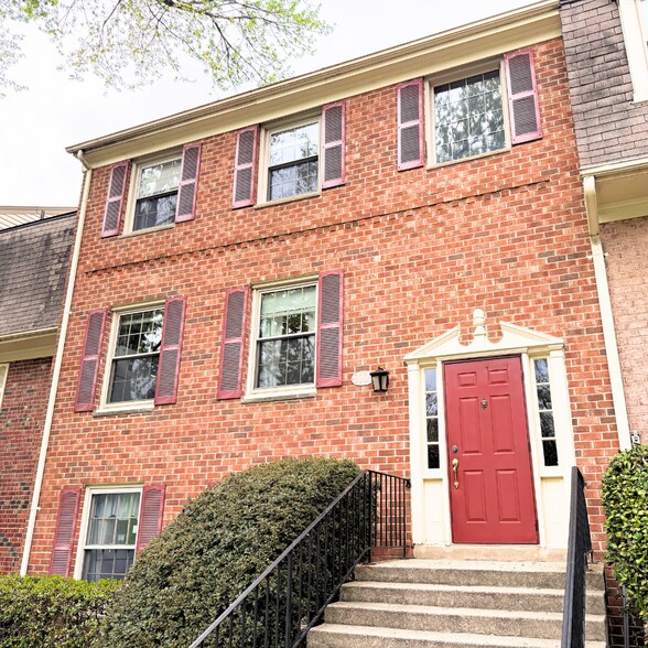 Building Photo - 6008 Westchester Park Dr