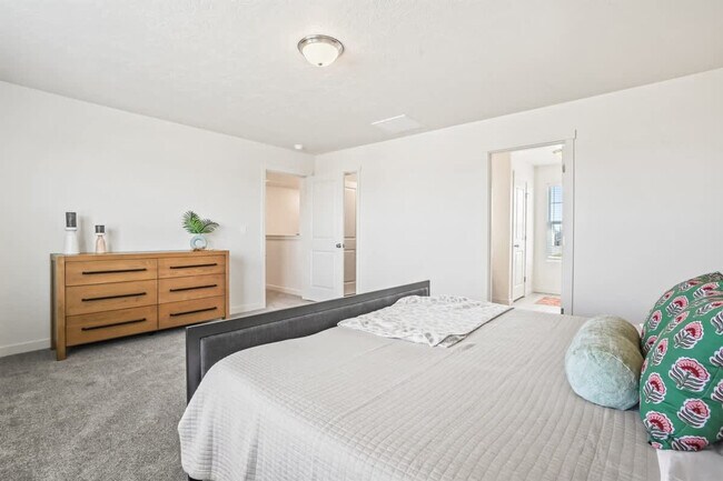 Building Photo - 10390 Crystal Ridge Dr