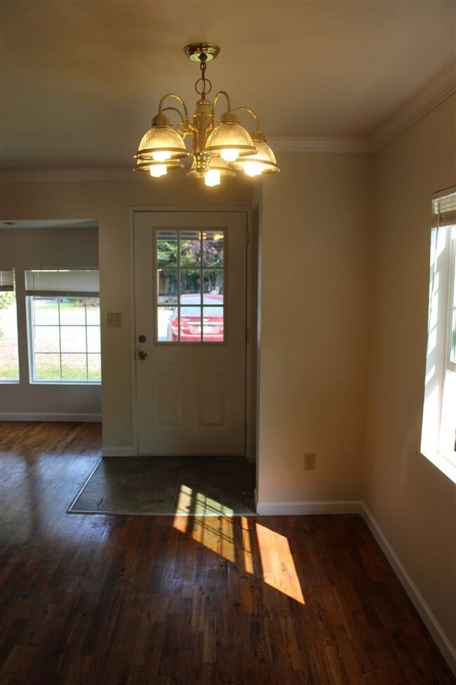 Building Photo - 3 Bedroom, 1.5 Bathroom House! Available now!