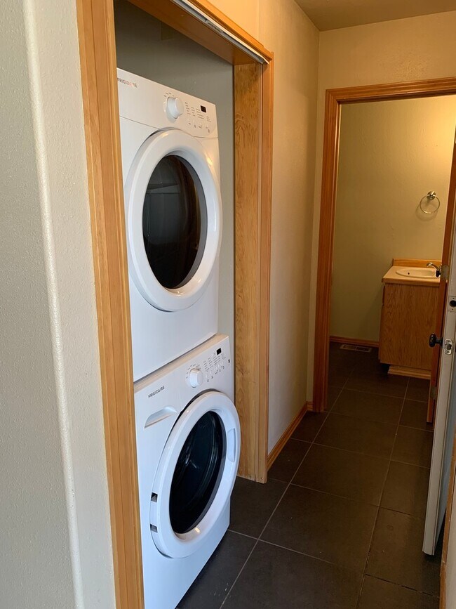 Building Photo - 404 River Ave