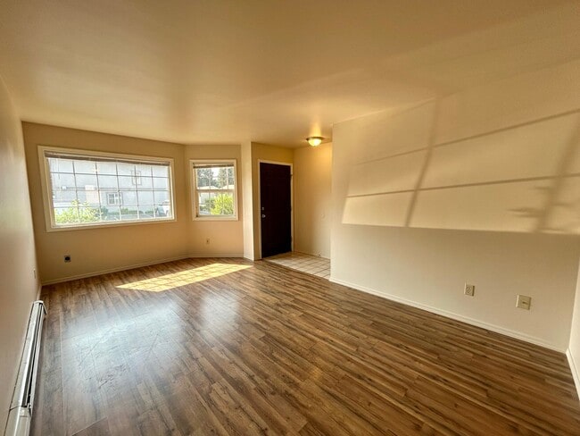 Building Photo - 2 Bedroom Condo with Washer/Dryer in Home