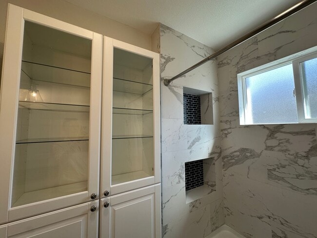 Building Photo - Downtown Bungalow, Pet Friendly, Large Yard