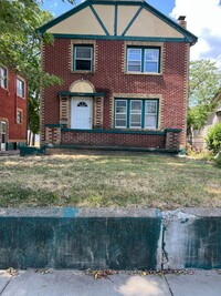 Building Photo - 3 bedroom/1 bath house