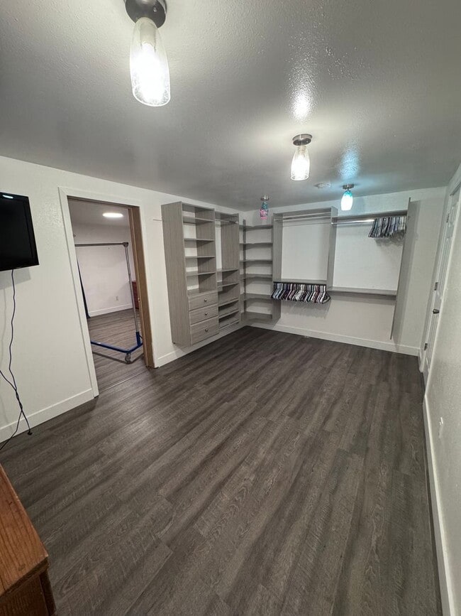 Building Photo - Beautiful 2 Bedroom, 1 Bath, 3 Car Garage ...