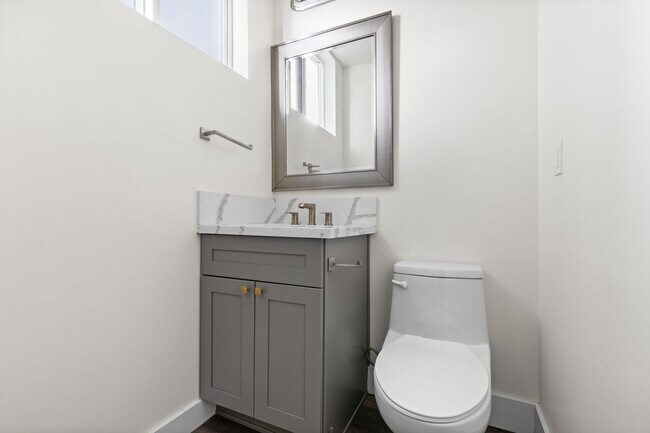 Building Photo - A beautifully designed and renovated 4 bed / 4 1/2 bath townhome located in the desirable Sawtell...