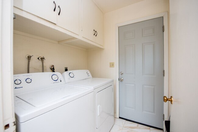Building Photo - Single Family Stunner!