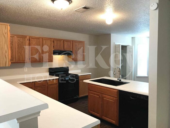 Building Photo - 5704 Creekhollow Dr