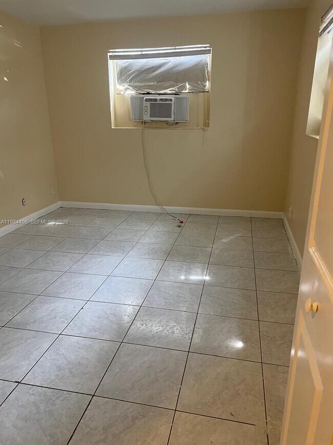 Building Photo - 1020 W 2nd St