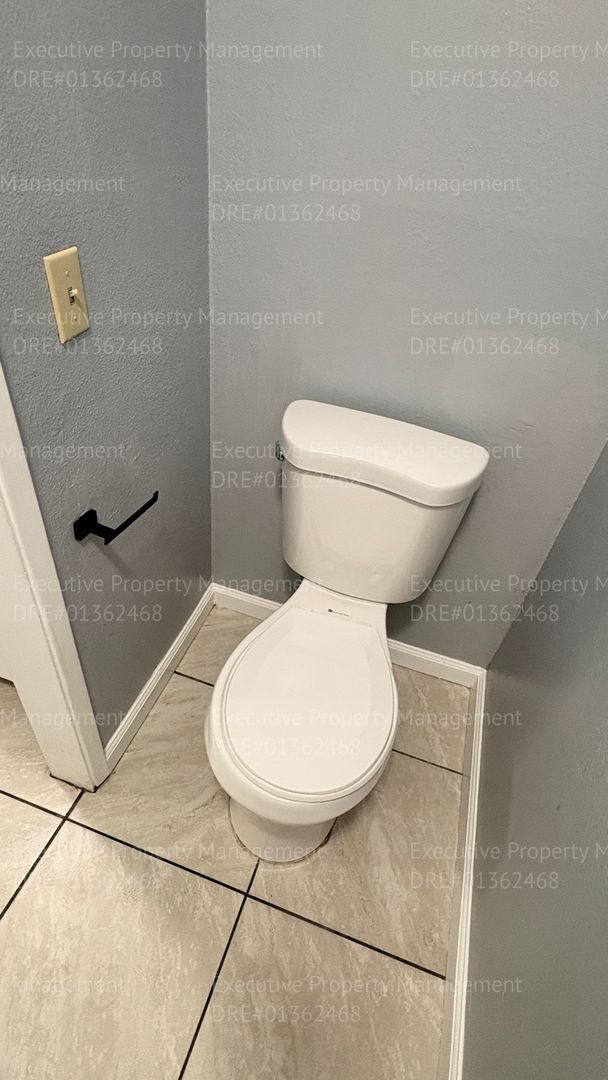 Building Photo - 3 bedroom/ 2 bathroom home nestled in a cul-de-sac.