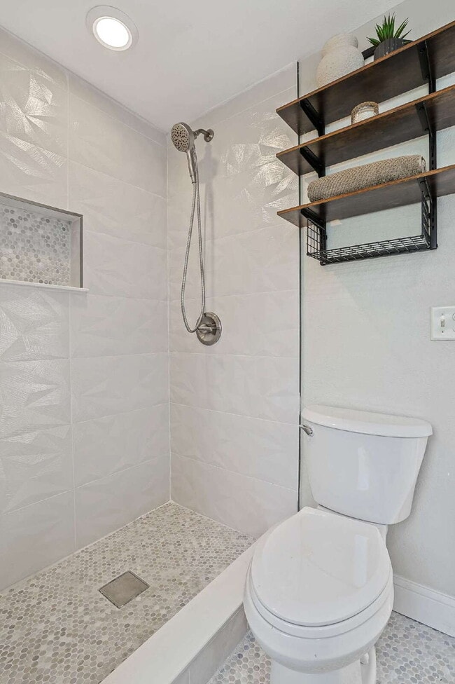 Building Photo - "Charming 2-Bedroom Bungalow in Tampa's Vibrant Heart – Cozy 796 Sq Ft Retreat!"