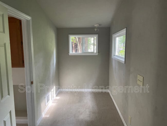 Building Photo - 175 S Redwood Dr