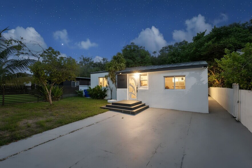 Building Photo - 250 NW 45th St