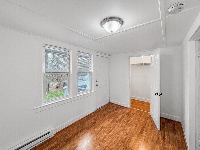 Building Photo - 230 King St