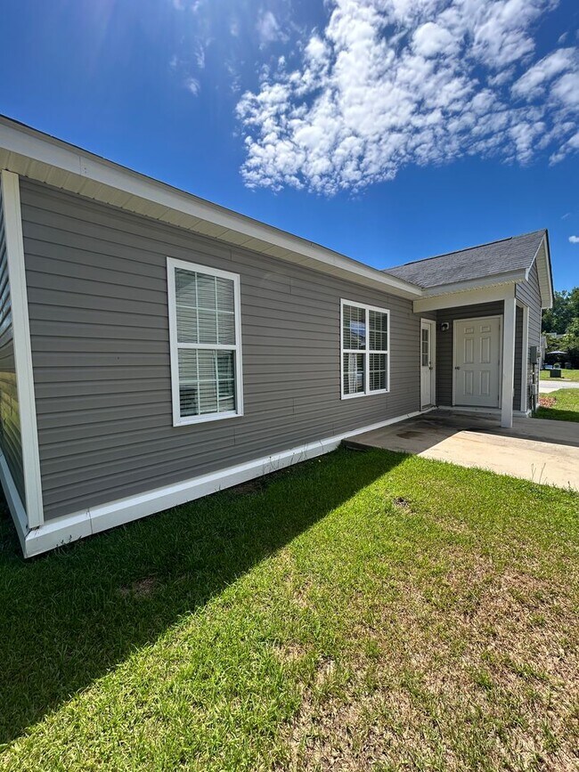 Building Photo - One Story Living 3 Bedroom 2 Bath Home
