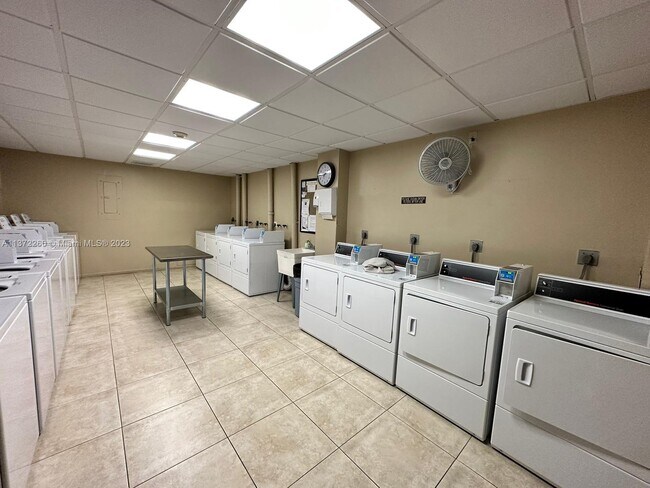 Building Photo - 900 NE 18th Ave