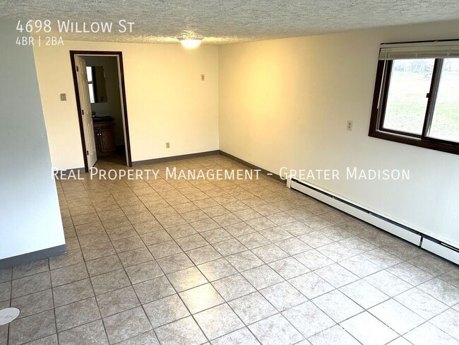 Building Photo - Large well kept duplex rental home just ou...