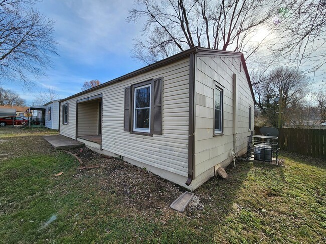 Building Photo - Spacious 3-Bedroom, 2-Bathroom Home AVAILA...