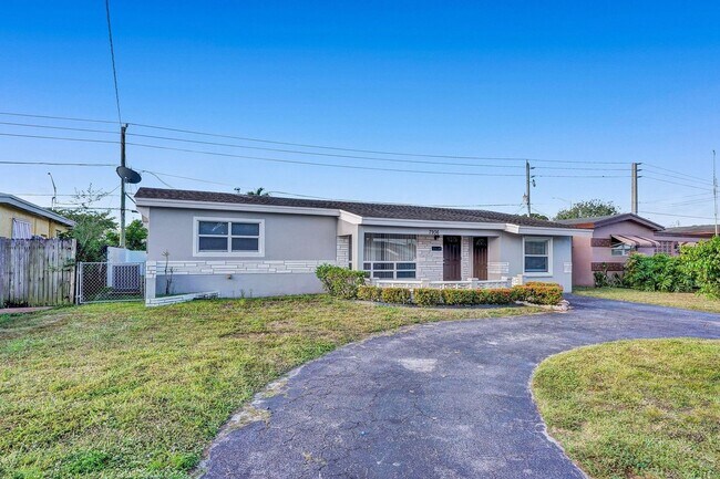 Building Photo - Beautiful 3 bedroom 2 bath Home in Miramar...