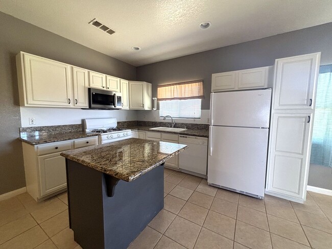 Building Photo - Charming Home Located in California City