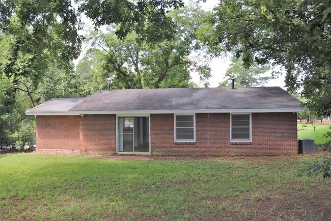 Building Photo - 3-Bedroom thats move-in ready and just wai...