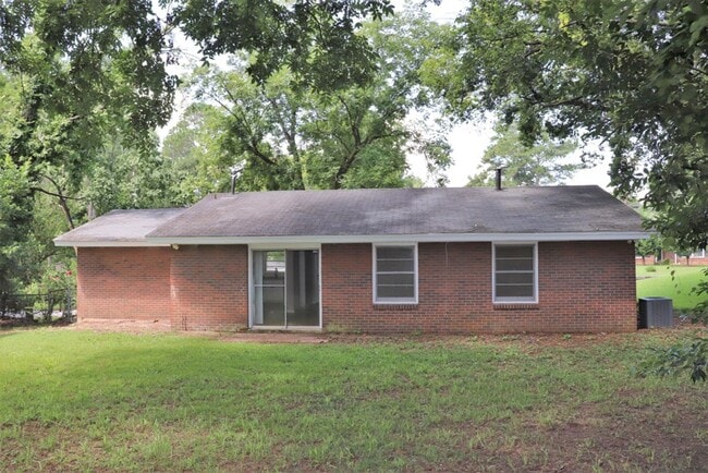 Building Photo - 3-Bedroom thats move-in ready and just waiting for you.