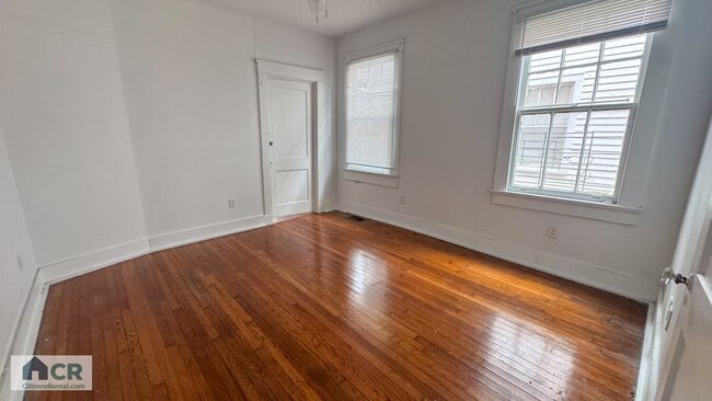 Building Photo - 3 Bedroom on Broadway!