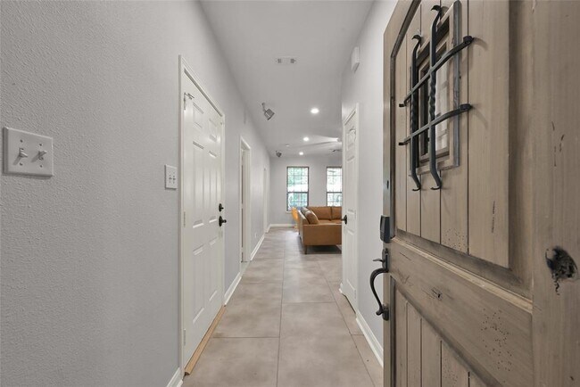 Building Photo - 419 E Hunting Tower Run