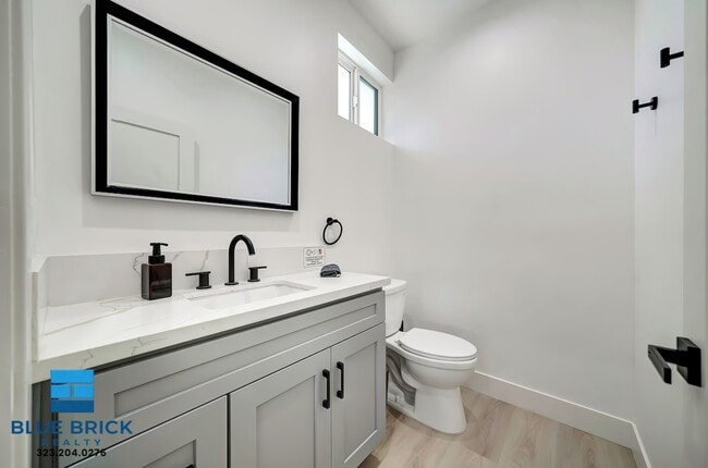 Building Photo - 5841 Vanalden Ave