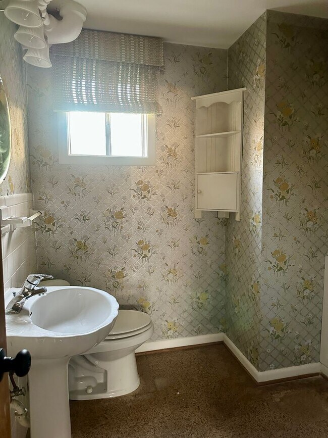 Building Photo - West End Regency Area