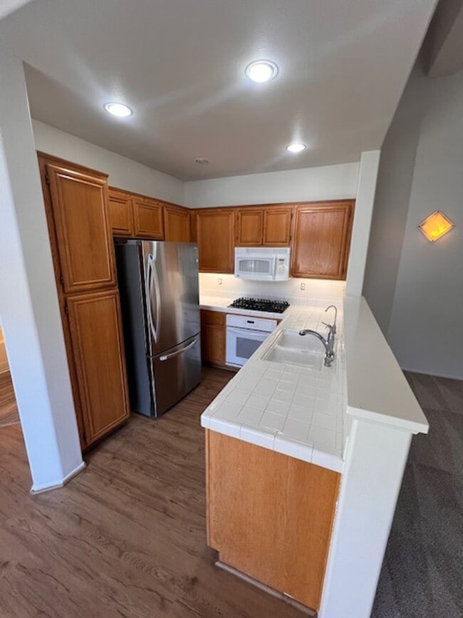 Building Photo - Spacious 2 Bedroom, 2 Bathroom Town Home w/ Attached Garage! Andria of UTC