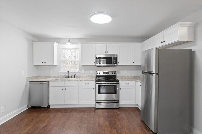 Building Photo - 136 W Rossview Rd