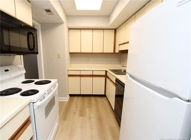 Building Photo - 118 Manhattan Ct