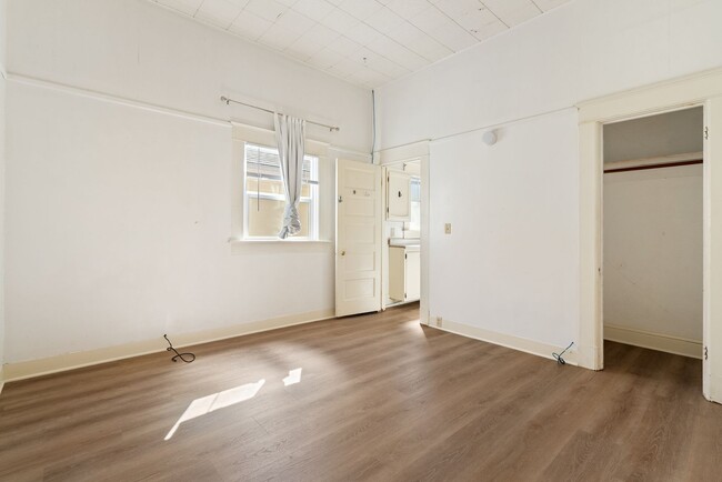 Building Photo - 5 Bedroom 2 Bathroom House - AVAILABLE JULY 2026 - MAY 2027