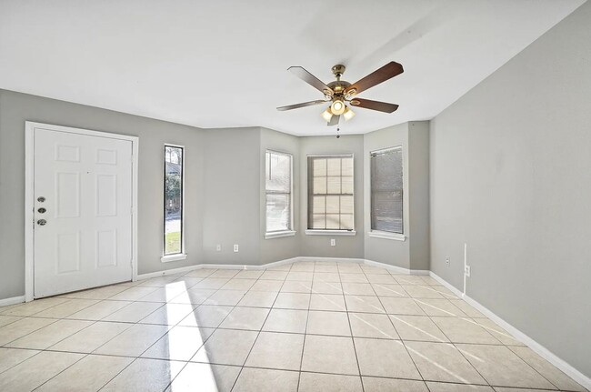 Building Photo - Spacious home for rent.