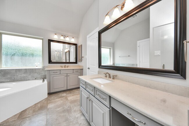 Building Photo - 6243 Garden Lakes Ln
