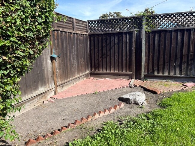 Building Photo - 616 Manzanita Ave