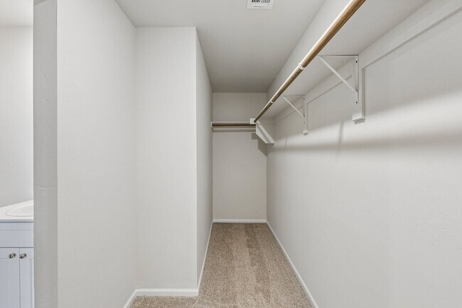 Building Photo - 4 Bed | 2 Bath | 1,572 Sq Ft